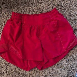Lululemon low rise 4” Hotty hot shorts